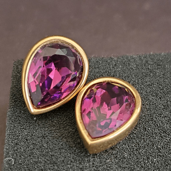 VTG‎ Swarovski Stud Earrings Purple Teardrop Stones 80's Gold Plated Signed SAL - Picture 4 of 7